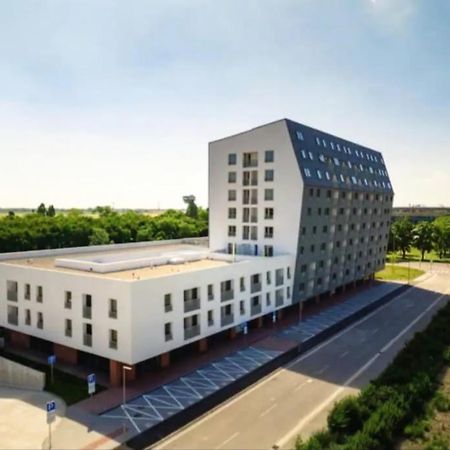 New Air-Conditioned Apartment 5 Minutes By Walk From The Airport With Free Garage Parking Bratislava Exterior photo