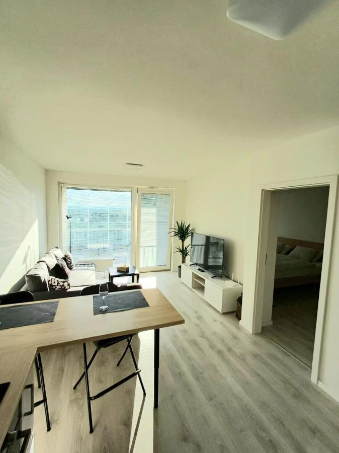 New Air-Conditioned Apartment 5 Minutes By Walk From The Airport With Free Garage Parking Bratislava Exterior photo