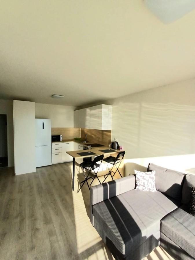 New Air-Conditioned Apartment 5 Minutes By Walk From The Airport With Free Garage Parking Bratislava Exterior photo