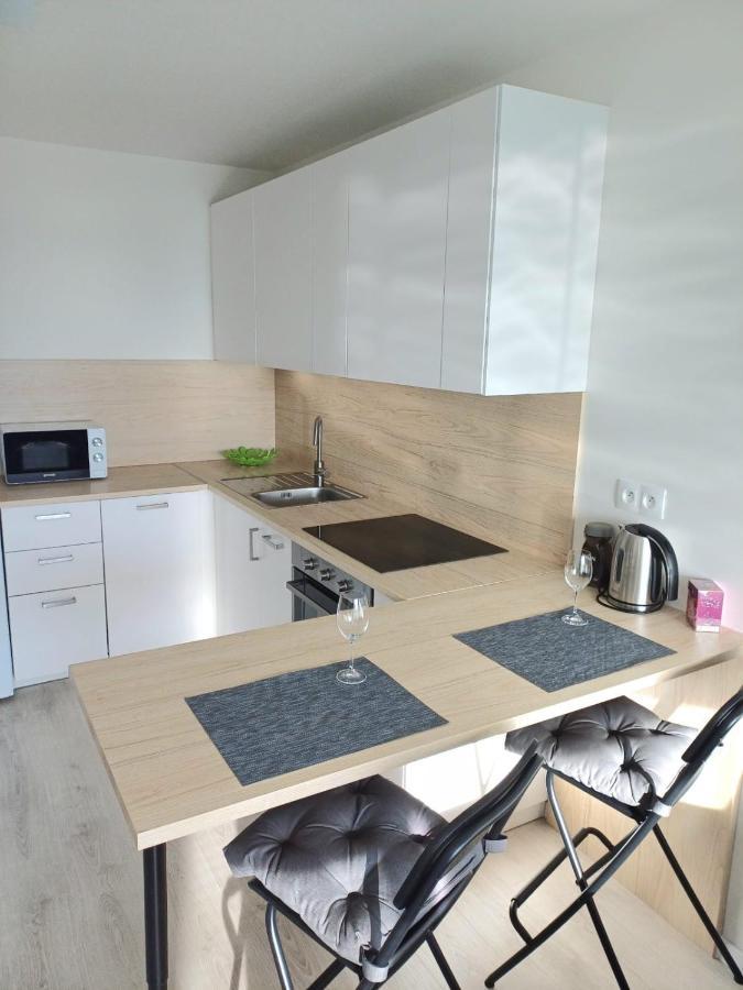 New Air-Conditioned Apartment 5 Minutes By Walk From The Airport With Free Garage Parking Bratislava Exterior photo