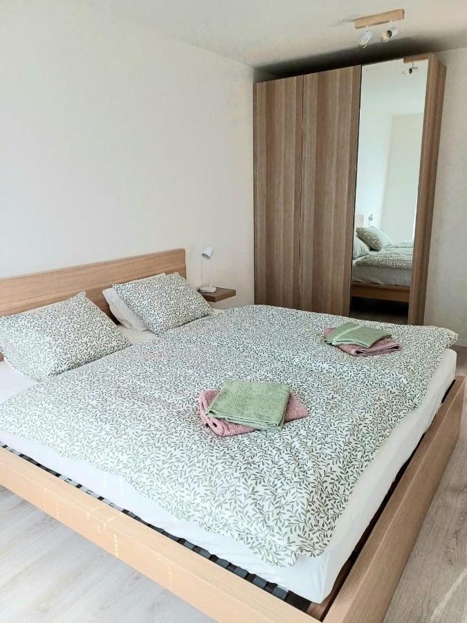 New Air-Conditioned Apartment 5 Minutes By Walk From The Airport With Free Garage Parking Bratislava Exterior photo