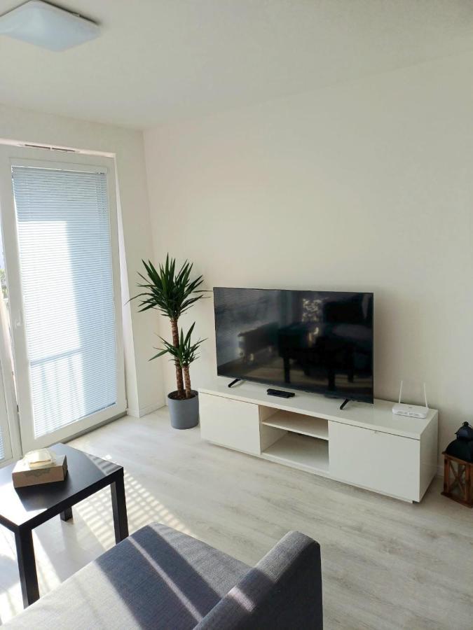 New Air-Conditioned Apartment 5 Minutes By Walk From The Airport With Free Garage Parking Bratislava Exterior photo
